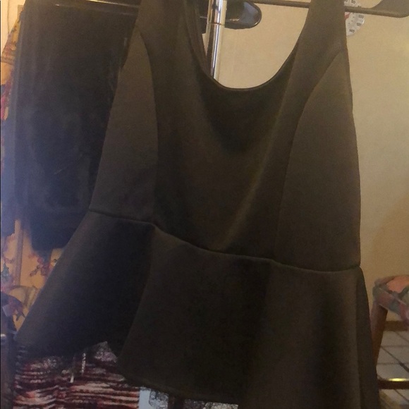 Sleeveless peplum top - Picture 3 of 3